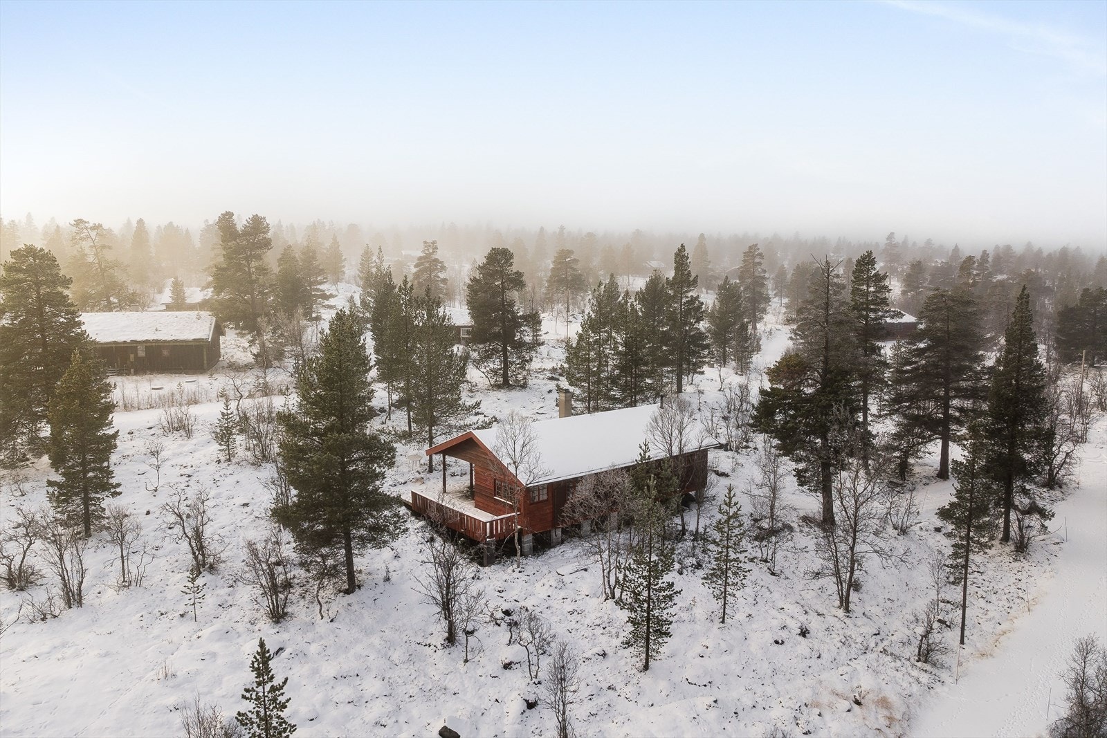 Fritidsboligen som ble oppført i 1991 består av entré, gang, stue, kjøkken, 3 soverom, sanitærrom og bad. I tilknytning til det overbygde inngangspartiet er det en praktisk bod med utvendig adkomst. Galleribilde