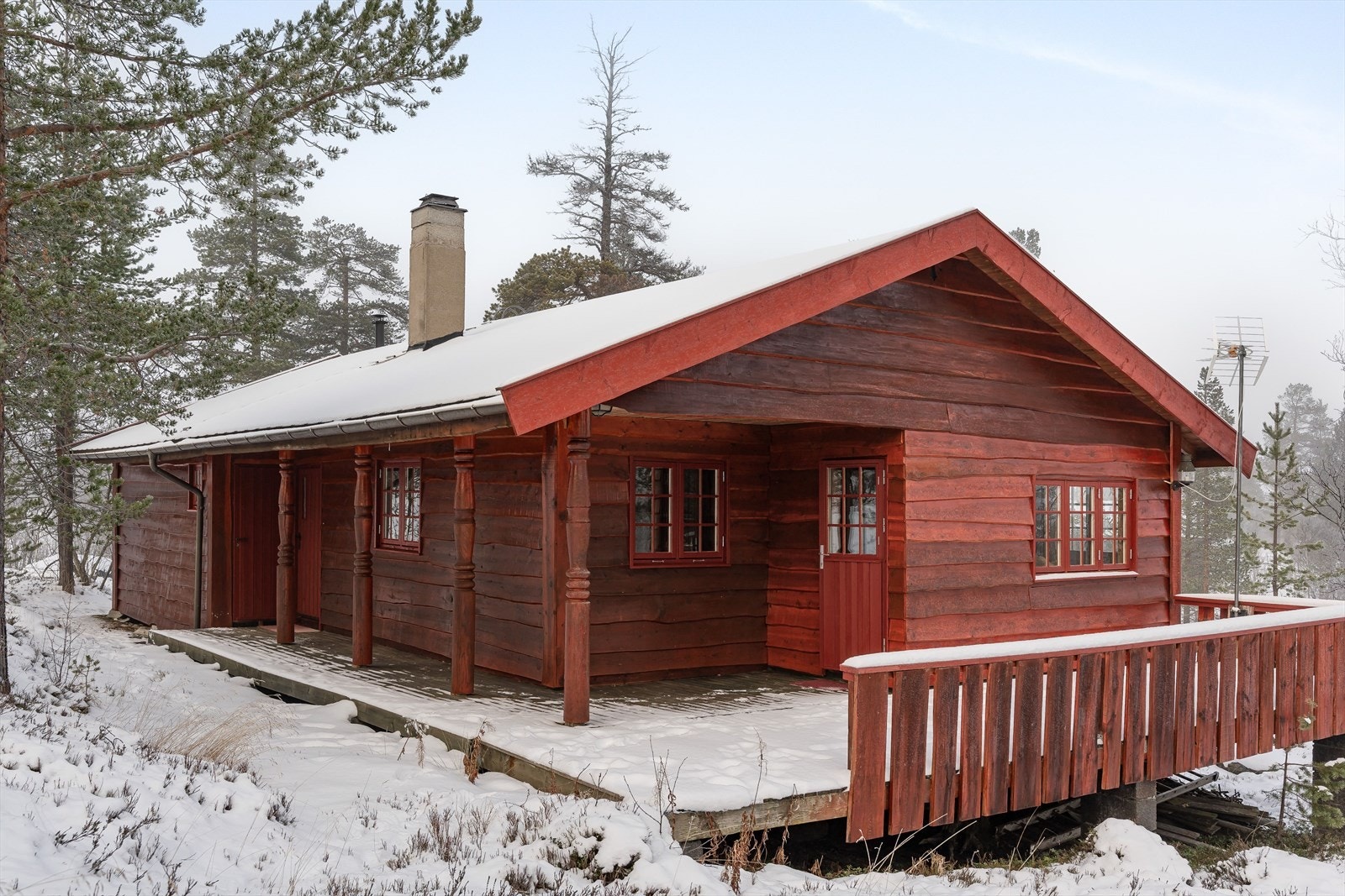 Velkommen til fantastiske Engerdal, Sømådalen og denne trivelige fritidseiendommen i Gloføklia øst 16! Eiendommen ligger fint i terrenget, med utsikt mot innsjø, skog og mark. Galleribilde