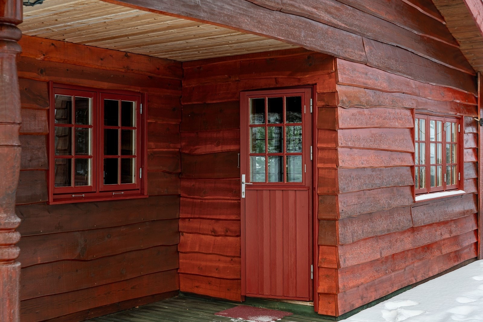 Terrassen som har utgang fra stuen byr på fin utsikt mot flotte skogsområder, fjell og Langsjøen. Den overbygde delen fører helt til inngangspartiet. Galleribilde