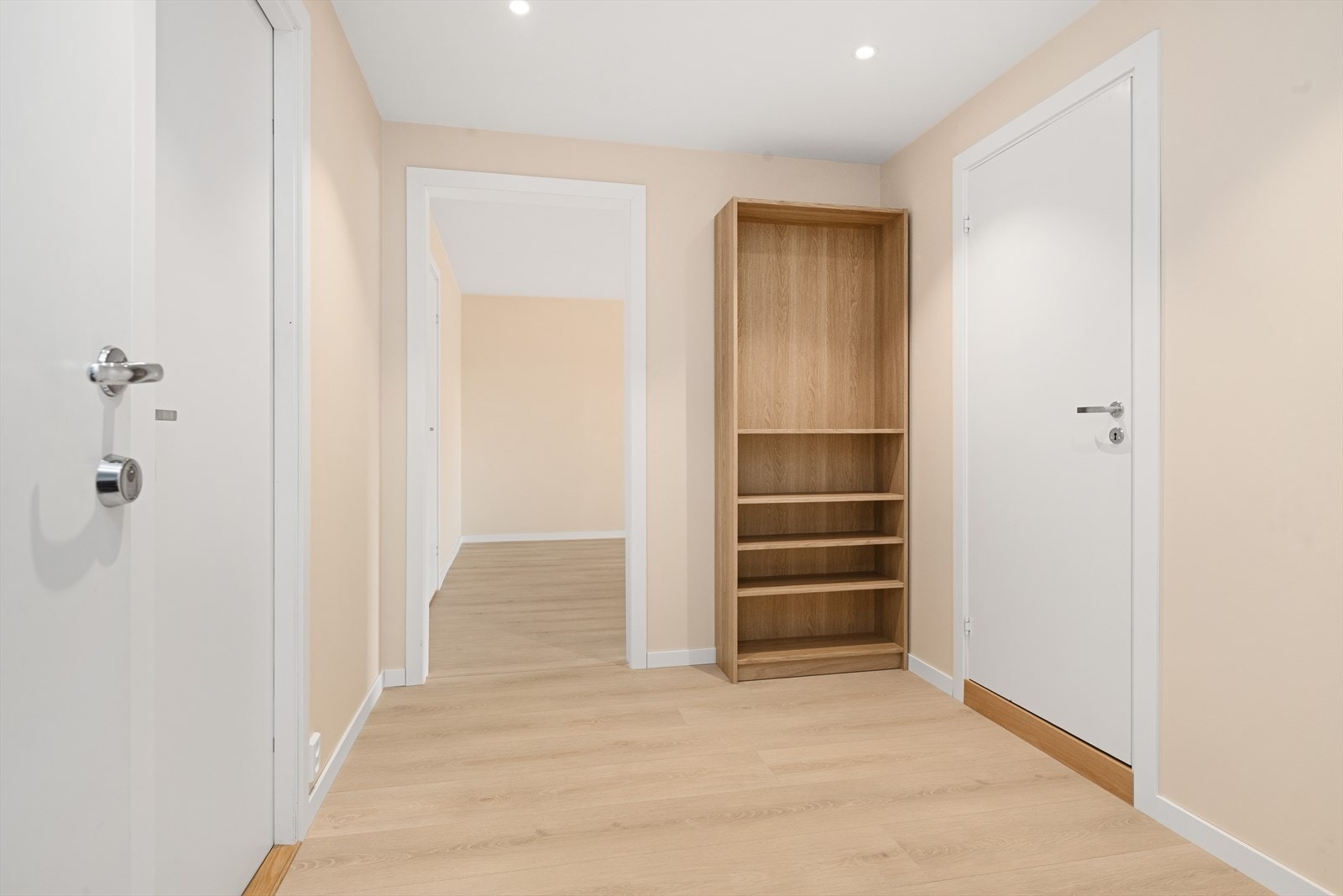 Velkommen inn i stor luftig gang Galleribilde