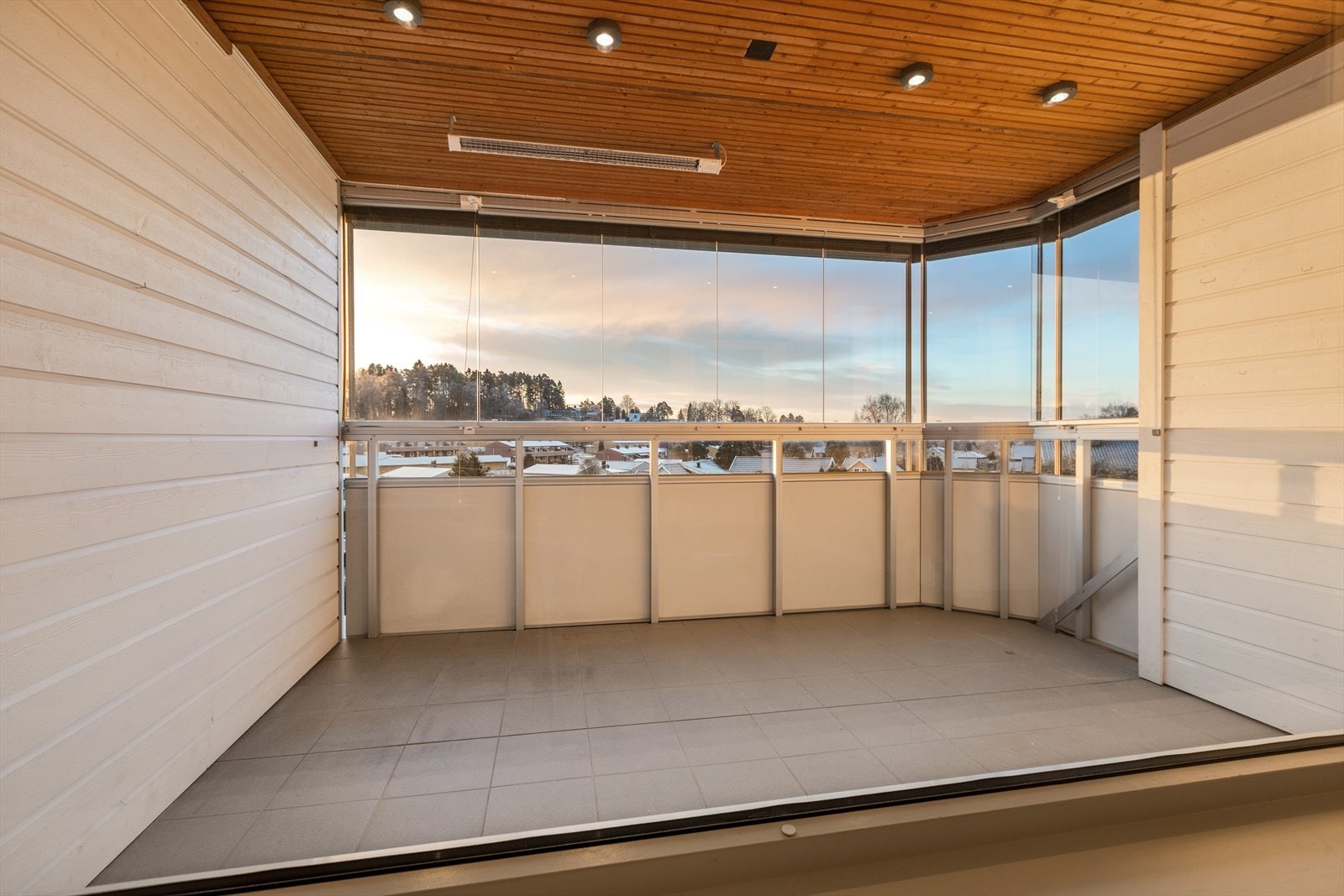 Balkong med spotter i tak Galleribilde