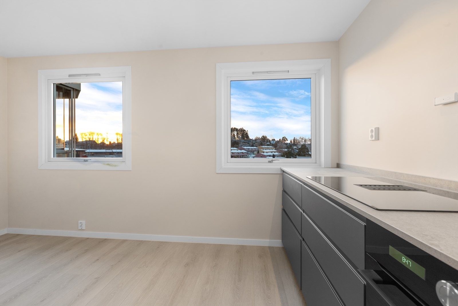 Kjøkken med godt lysinnslipp Galleribilde