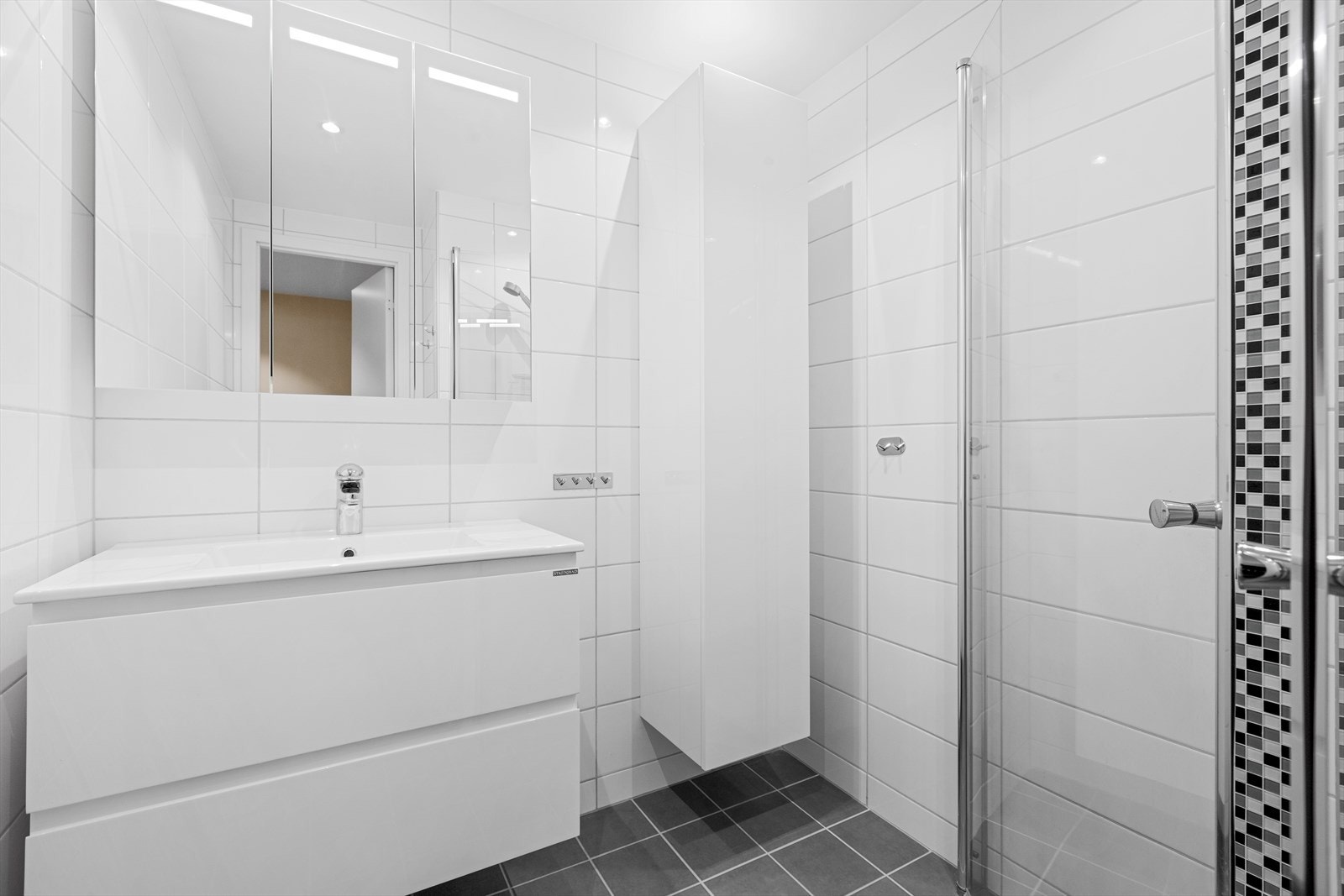 Bad med innredning og dusjhjørne Galleribilde