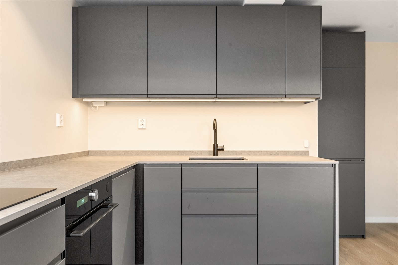 Kjøkken med keramisk benkeplate Galleribilde