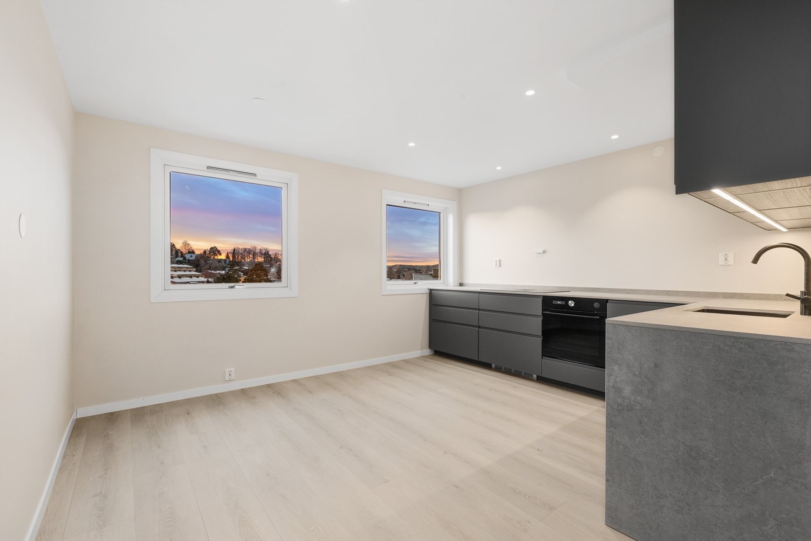 Kjøkken med spotter i tak og i overskap Galleribilde