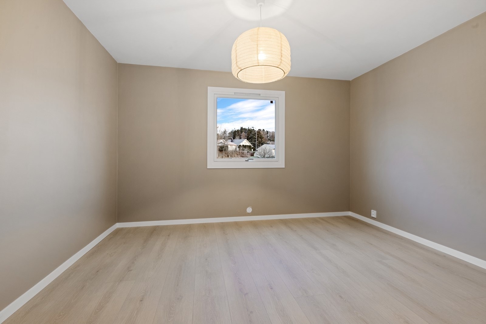 Soverom med nyoppussede flater Galleribilde