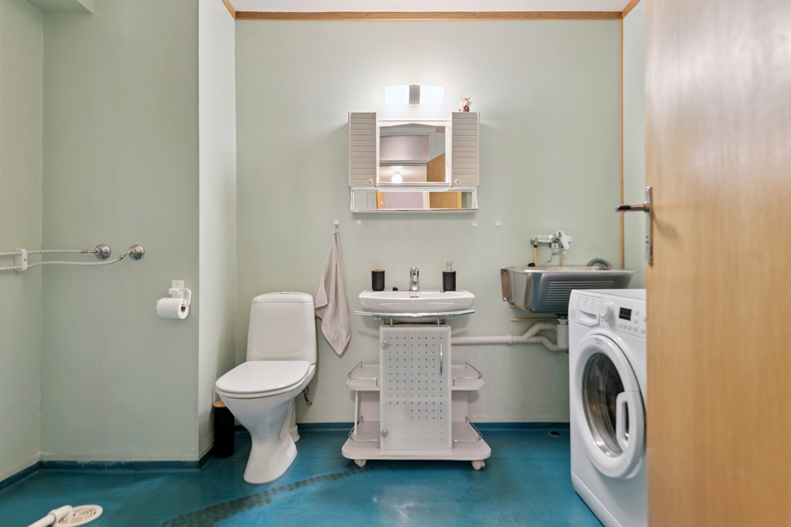 Eldre bad med behov for oppgradering. Utstyrt med dusjkabinett, toalett, servant og vaskekum. Opplegg for vaskemaskin. Galleribilde