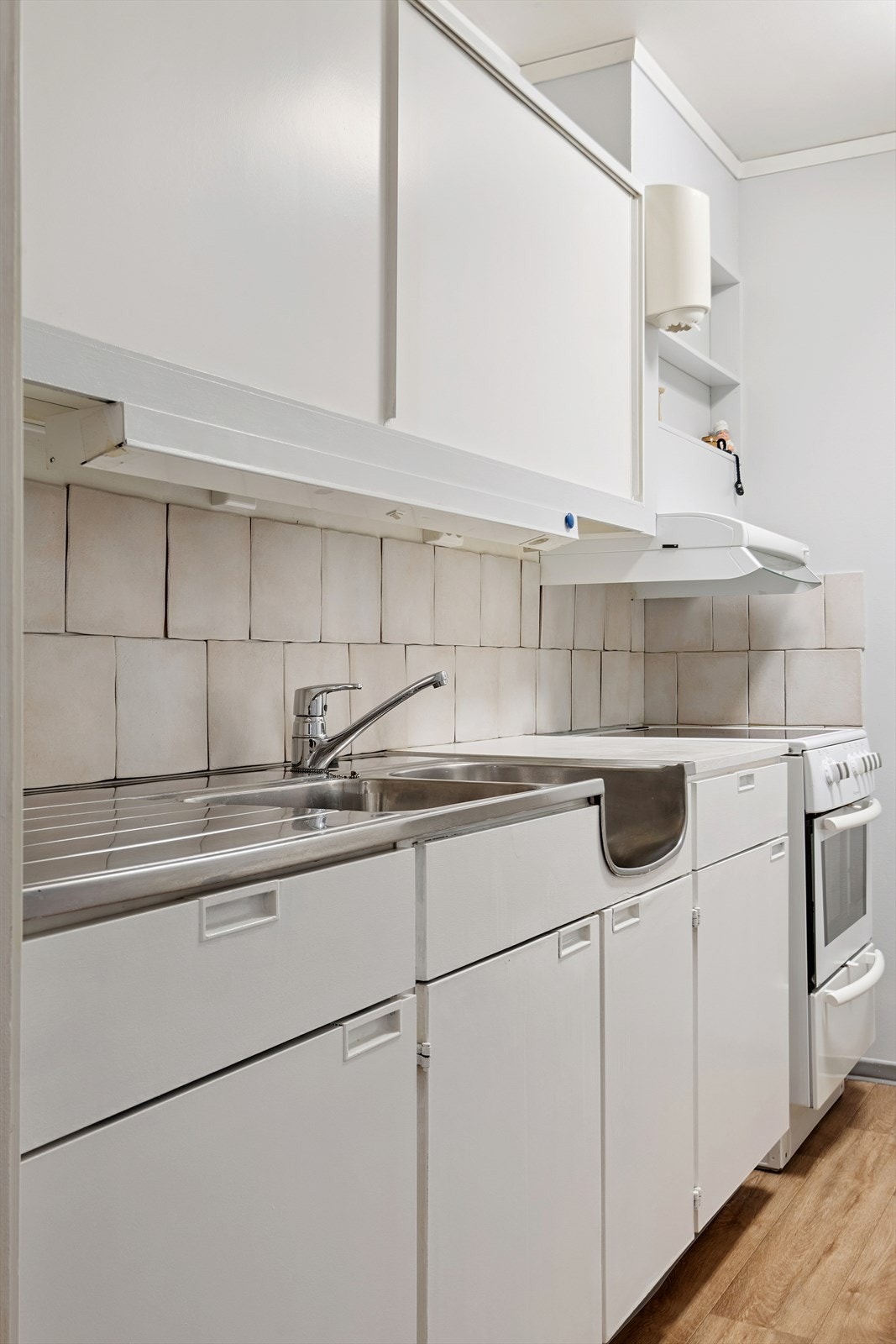 Kjøkkenet har innredning fra byggeåret og gir et godt utgangspunkt for modernisering. Galleribilde