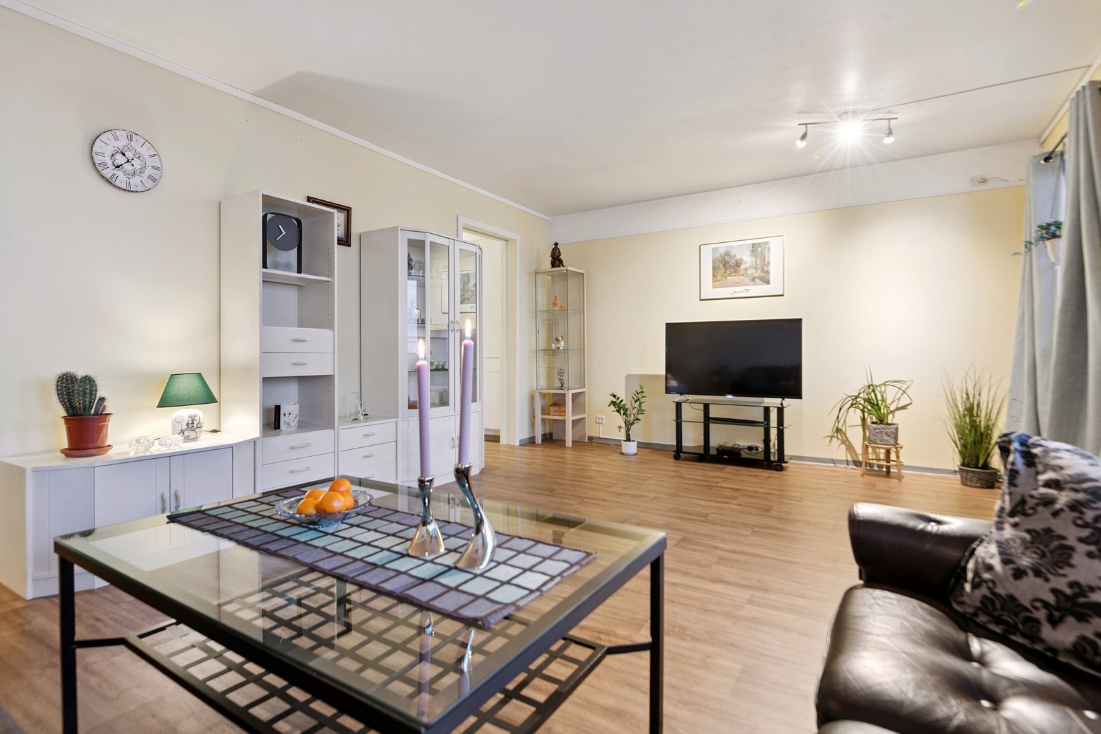 Stuen med inngang til kjøkkenet i bakkant. Galleribilde