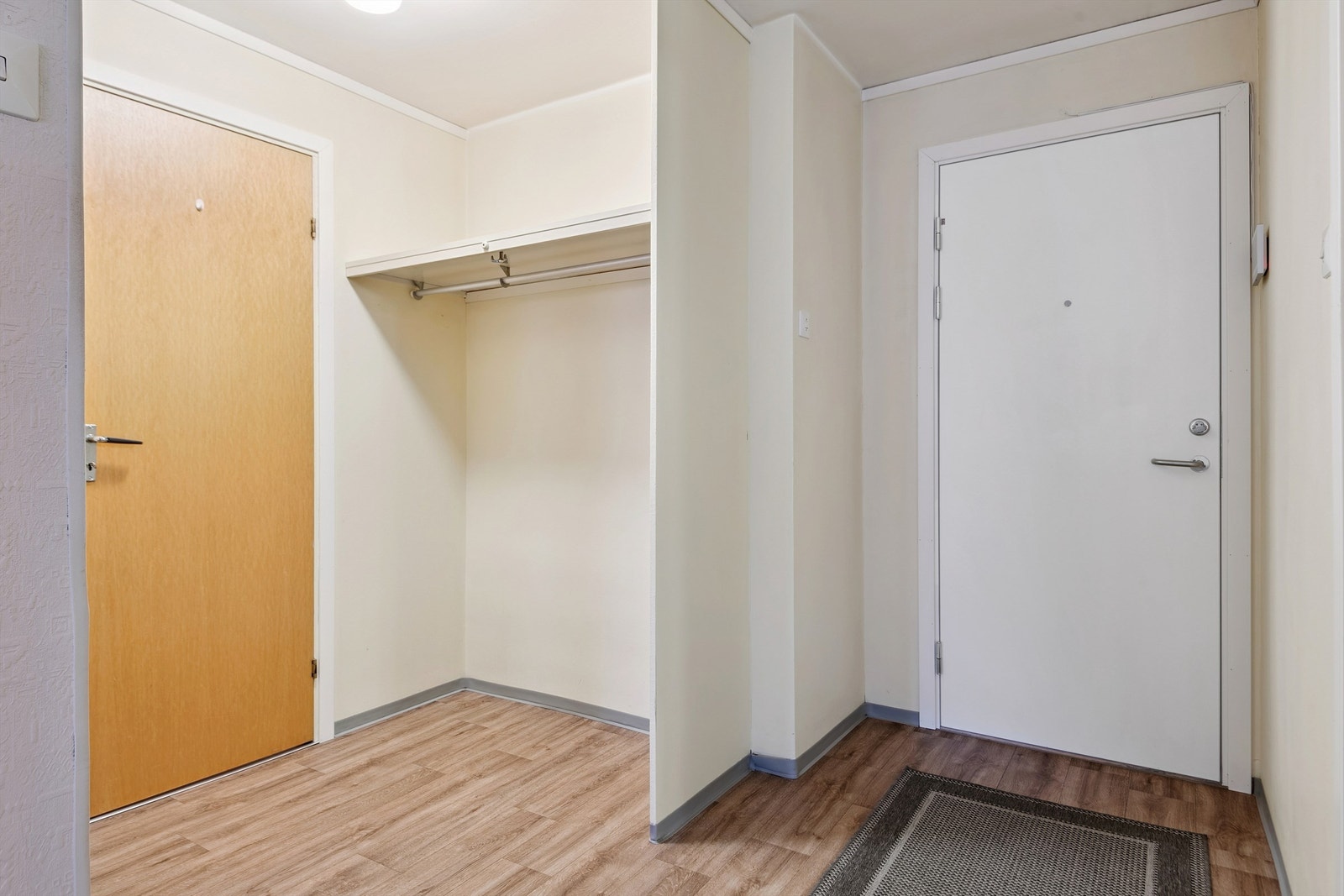 Velkommen inn! Leiligheten har en brann- og lydklassifisert ytterdør av nyere dato. Galleribilde