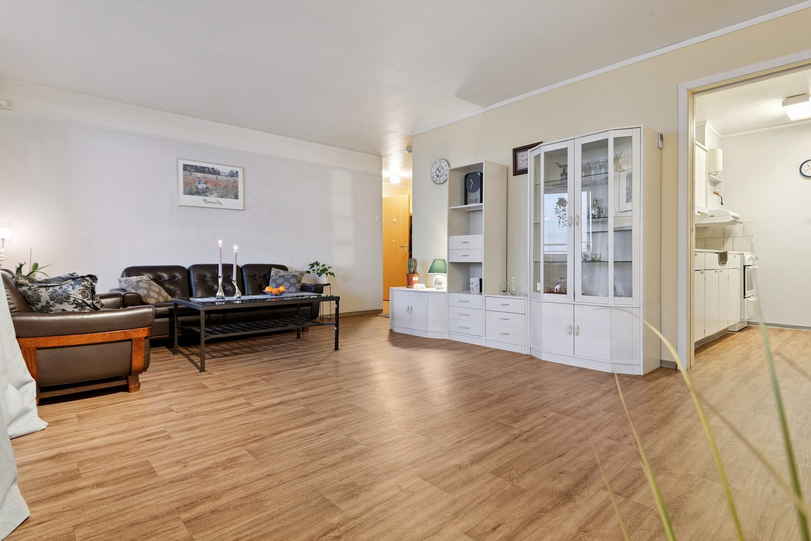 Lys og romslig stue med flere møbleringsmuligheter. Galleribilde