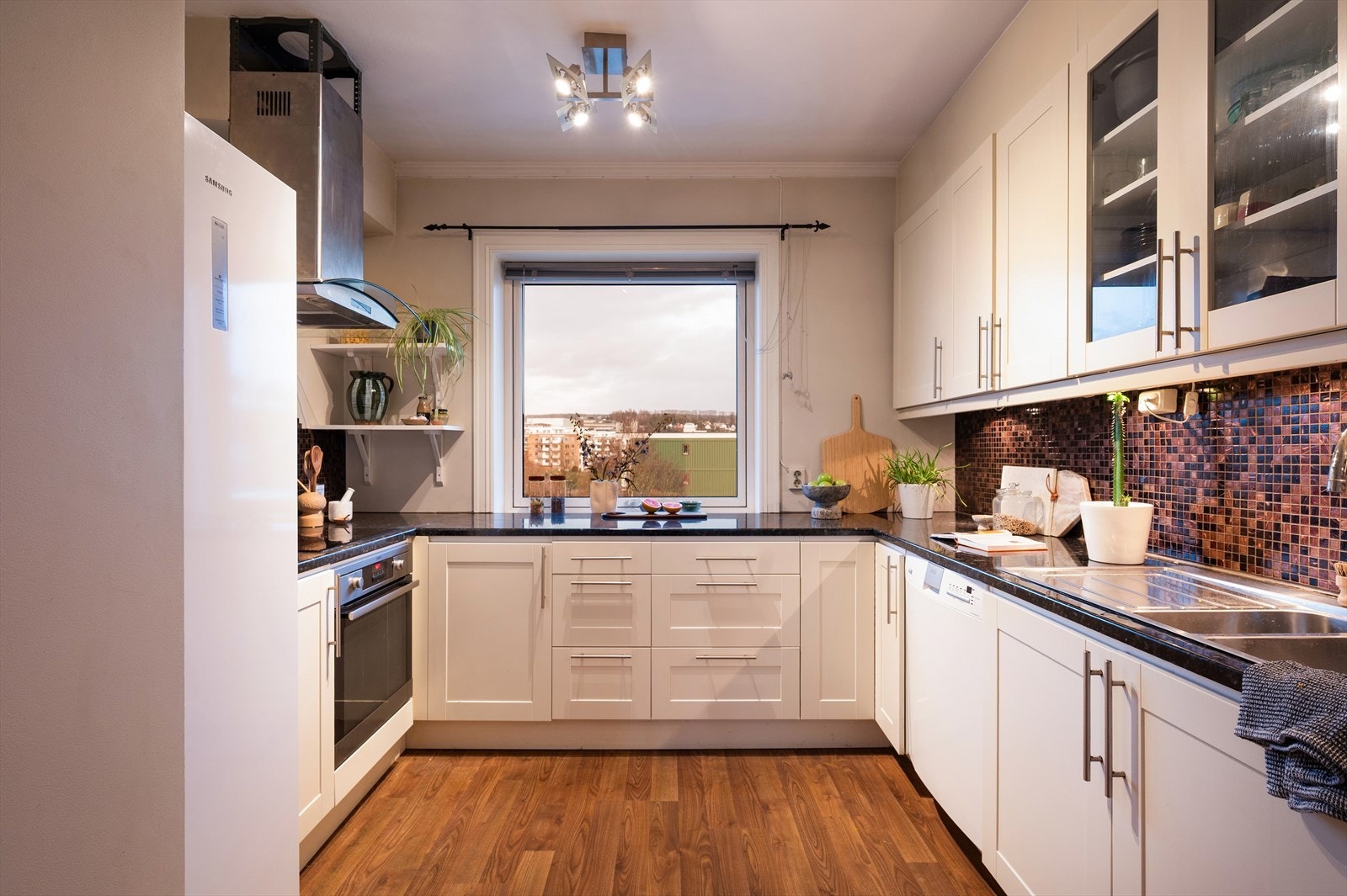 Kjøkkenet ligger separat fra stuen og har en lys, pen innredning med god skap- og benkeplass. Galleribilde