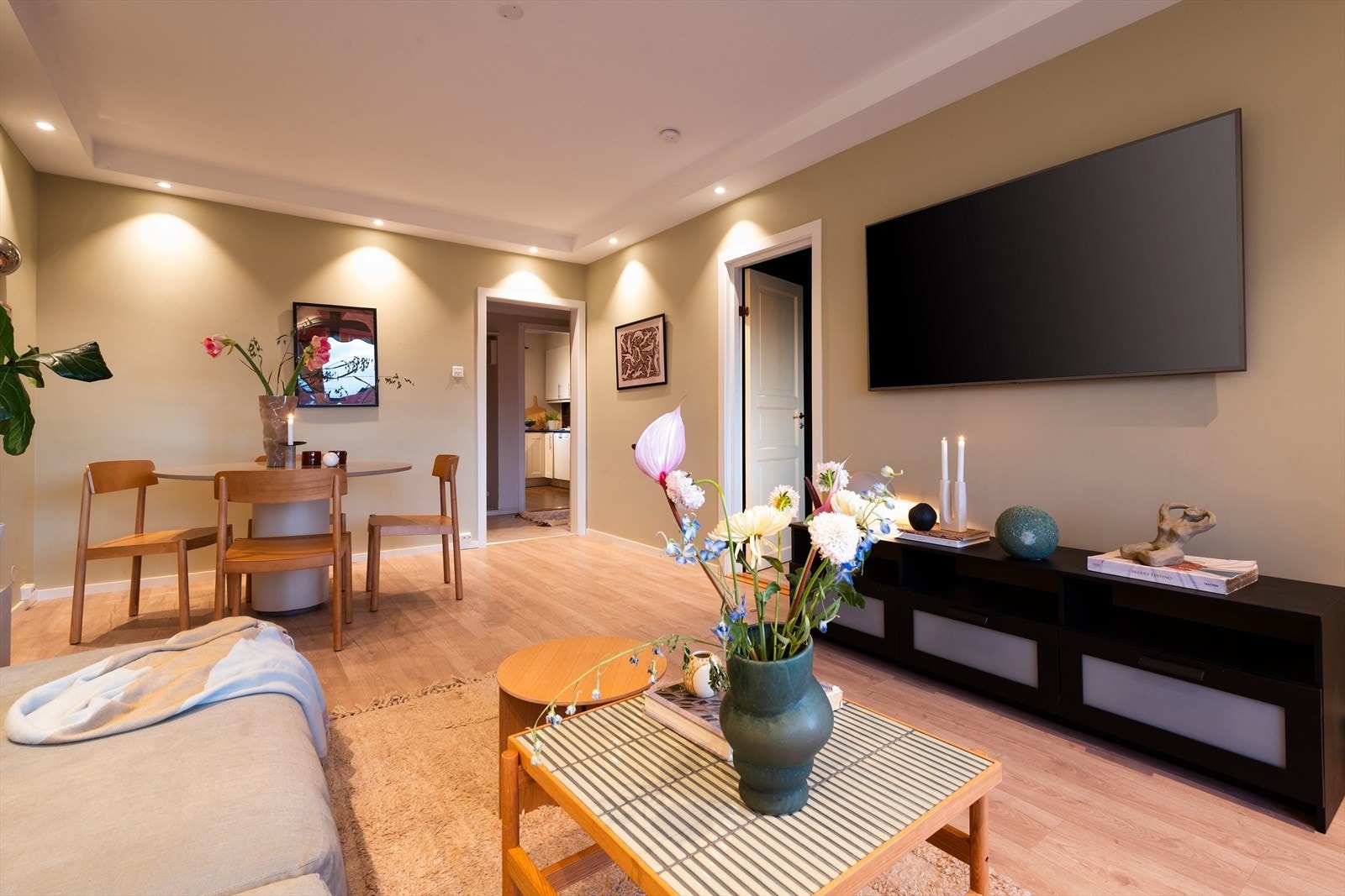 God plass til sofaseksjon med tilhørende møblement, samt spisebord for hyggelig sammenkomster. Galleribilde