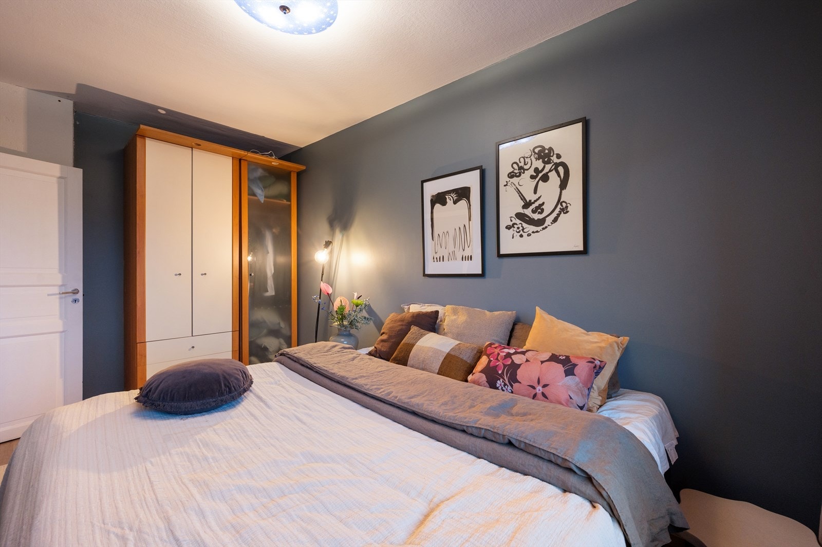 Praktisk garderobeskap medfølger. Galleribilde