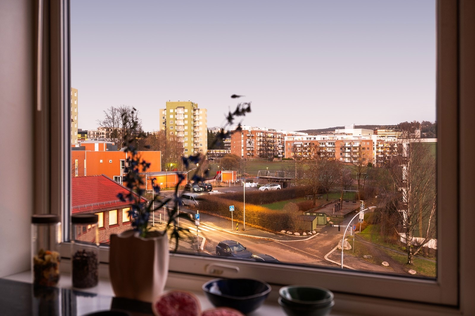 Fra kjøkkenet har man en hyggelig utsikt utover nærområde. Galleribilde