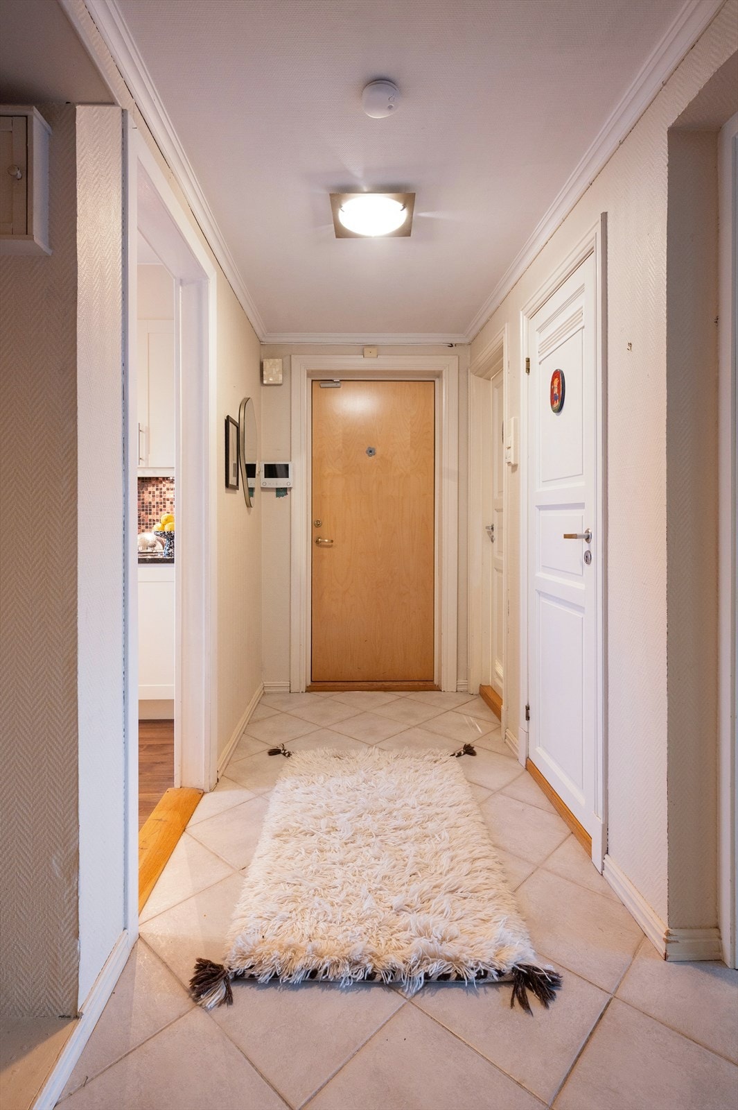 Lys og innbydende entré med plass til oppheng av ytterklær og sko. Dørcalling er praktisk plassert ved inngangsdøren. Galleribilde