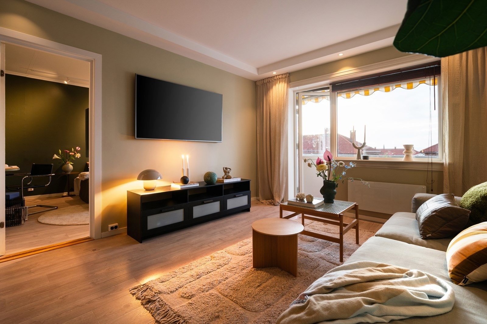 Adkomst til hovedsoverom via stuen. Galleribilde