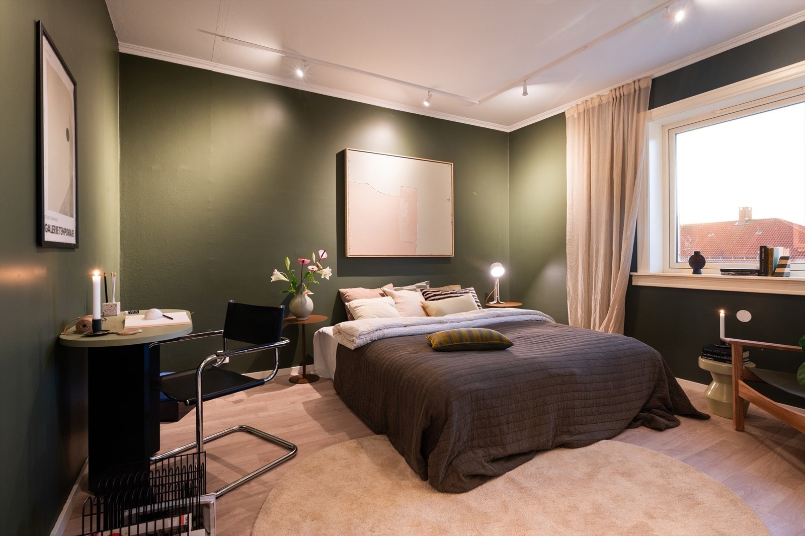 Soverommet er romslig med god plass til dobbeltseng, nattbord og kontorpult / kommode. Galleribilde