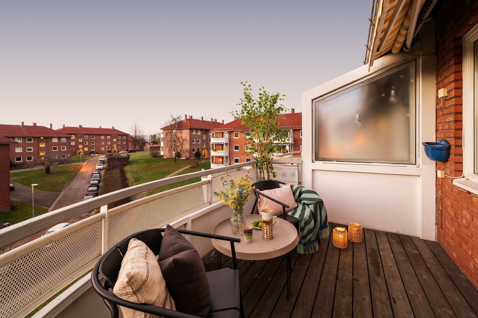 Balkongen har markise, belysning og stikkontakt, noe som gjør den svært praktisk og brukervennlig. Galleribilde