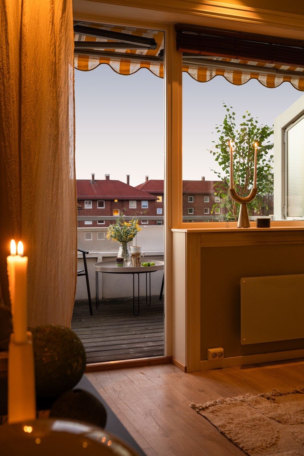 Leiligheten har en koselig utsikt ut mot fellesområdene. Galleribilde