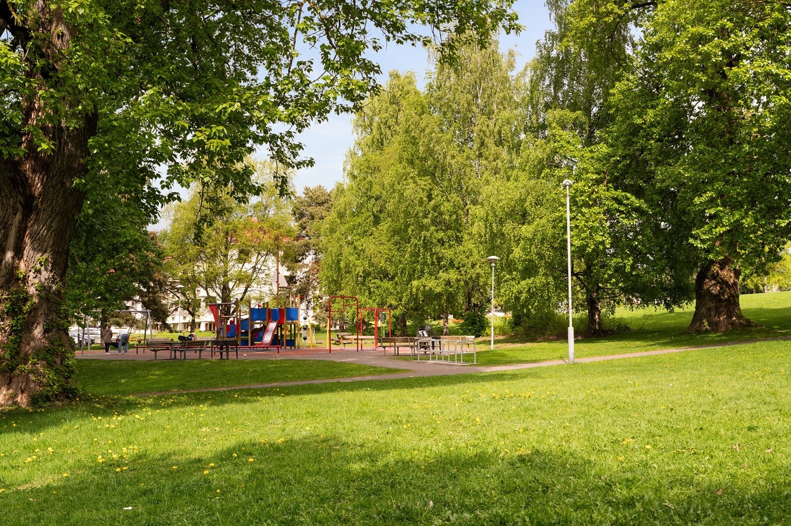 Her finner man også pent opparbeidet lekeplasser for de minste. Galleribilde