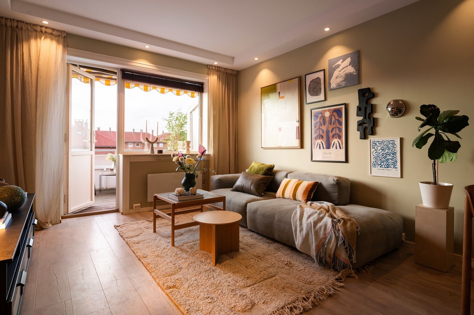 Store vinduer og utgang til balkong bidrar til en hyggelig utsikt og gode, naturlige lysinnslipp. Galleribilde