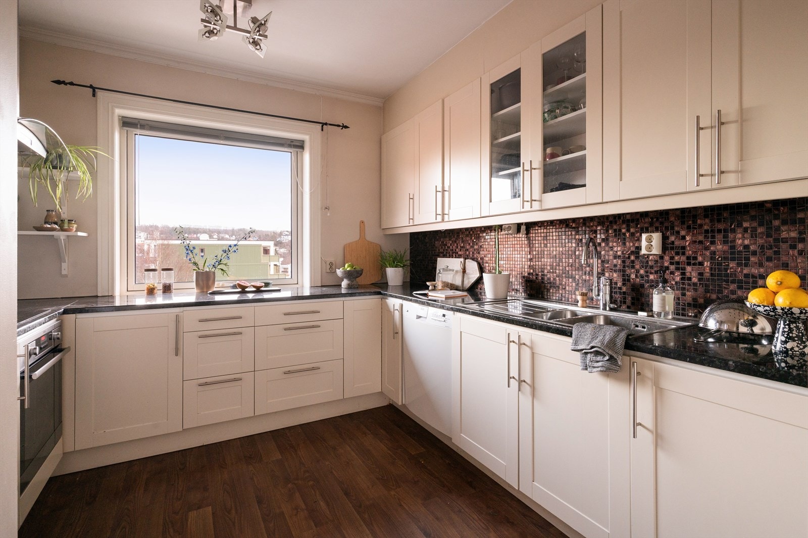 Integrert induksjonstopp og stekeovn. Det er også opplegg for oppvaskemaskin. Galleribilde