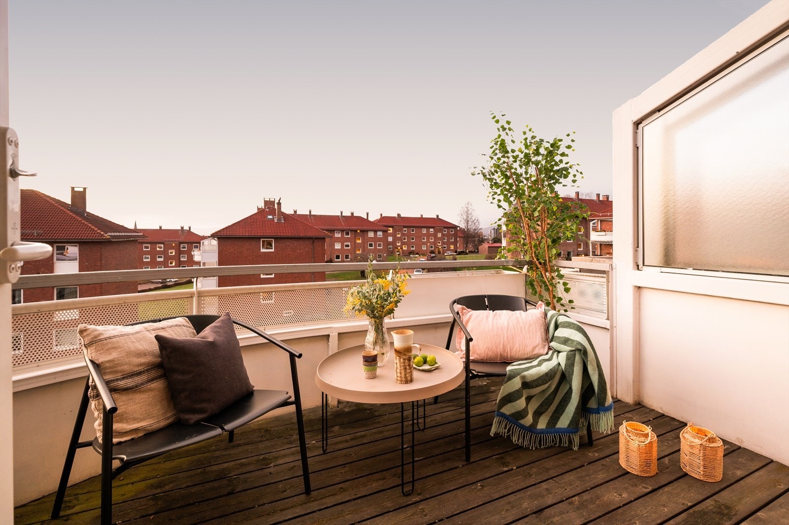 God plass til utemøblement i form av sittegruppe, grill og hyggelig beplantning. Galleribilde