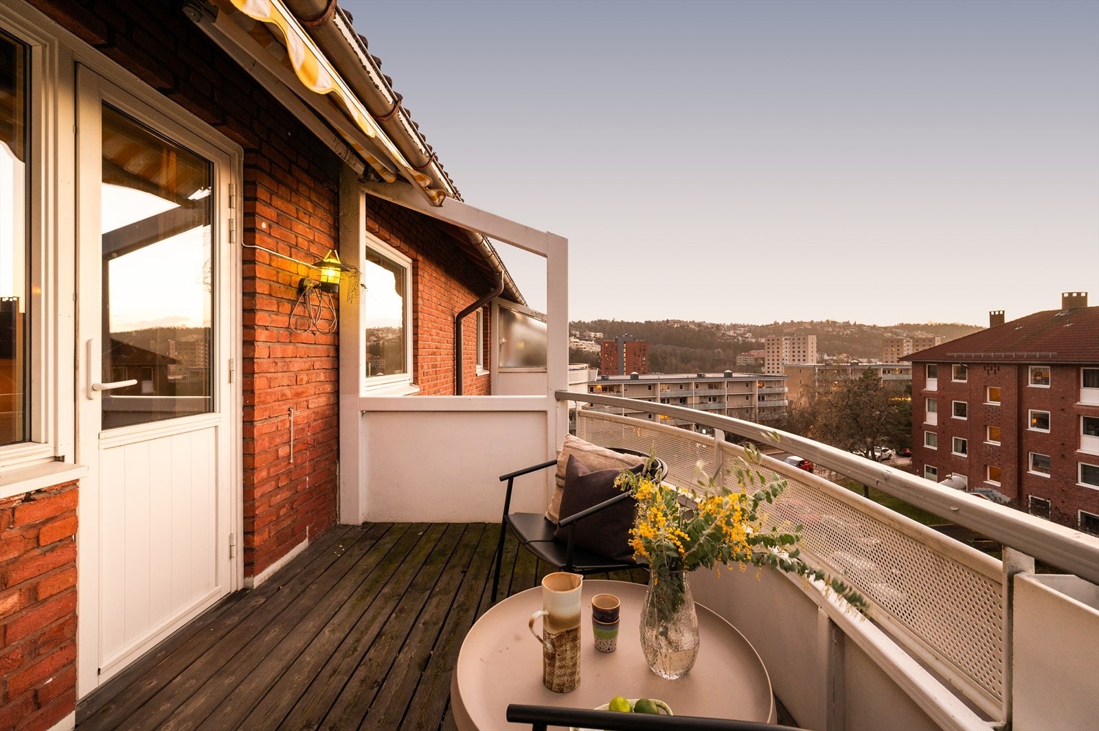 Solrik og vestvendt balkong på ca. 8 kvm som fungerer utmerket som en forlengelse av leiligheten. Galleribilde