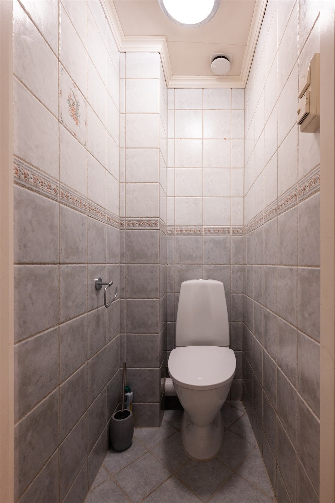 Praktisk, flislagt toalettrom med gulvstående toalett og gulvvarme. Naturlig ventilasjon. Galleribilde