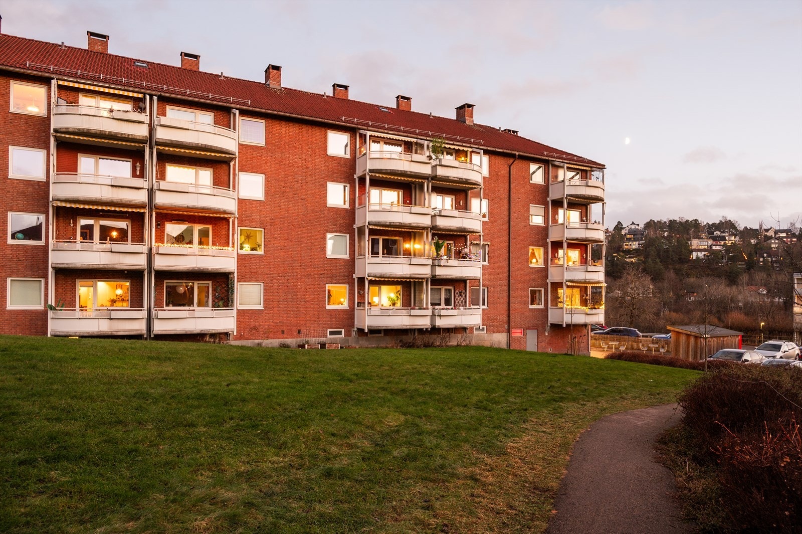 Fellesområdene er opparbeidet med gangstier og gressplen. Galleribilde