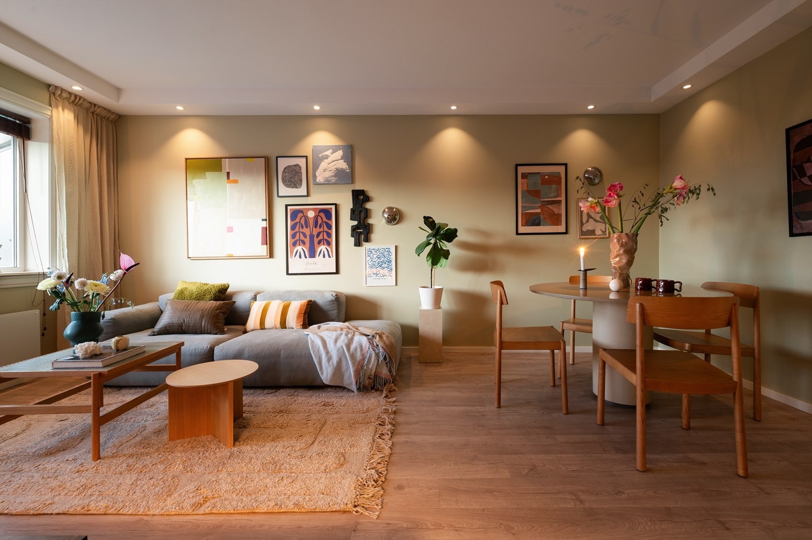 Leiligheten har en gjennomgående og romslig planløsning med gode muligheter for møblering. Galleribilde