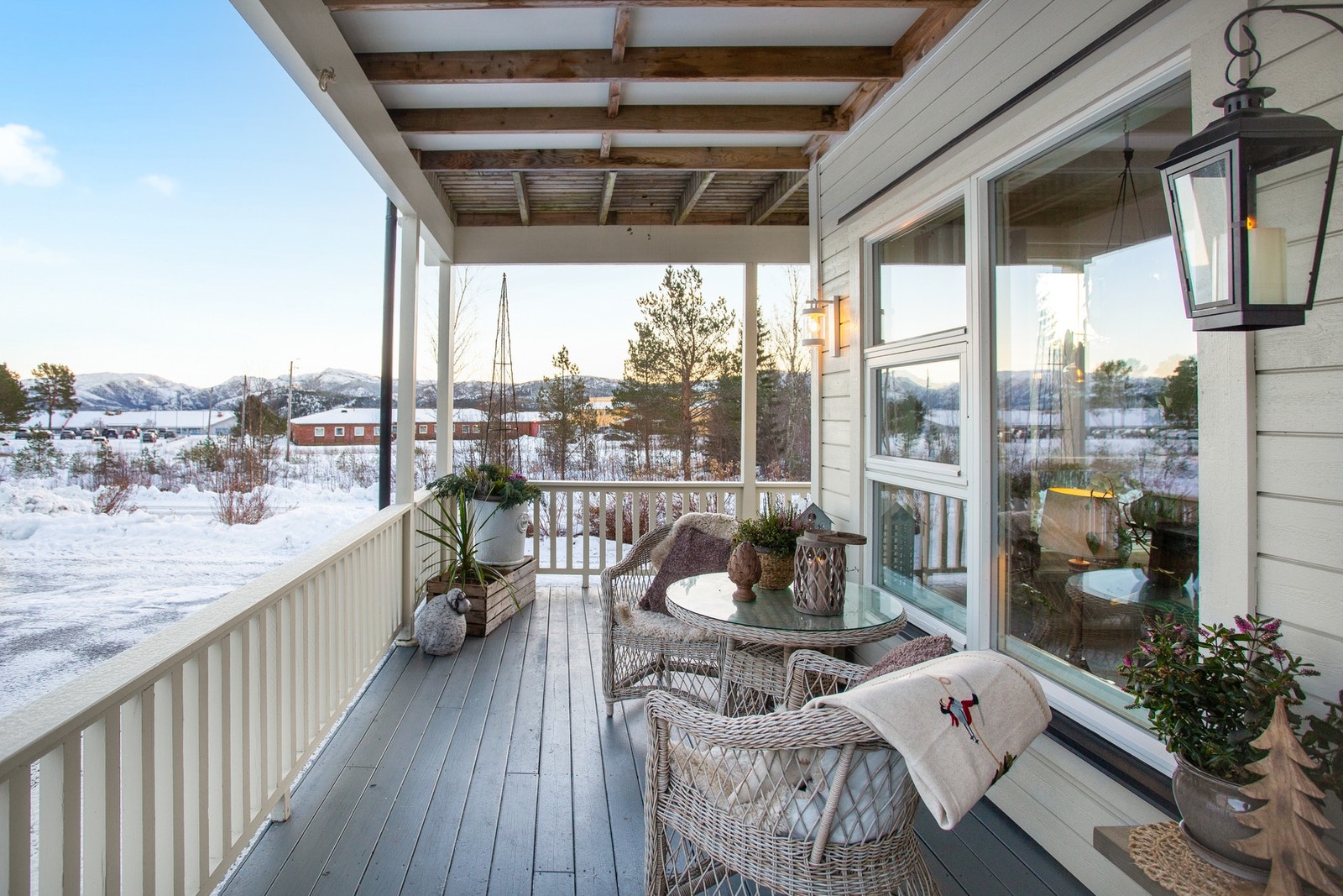 Terrassen måler ca 19 kvm og det er god plass til møblement Galleribilde