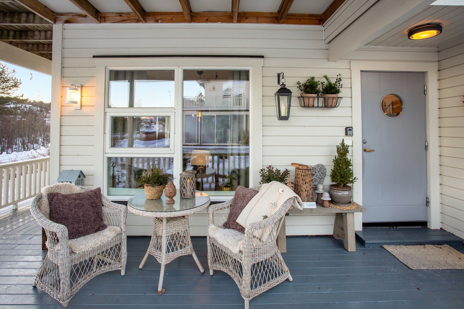 Trivelig inngangsparti med terrasse Galleribilde