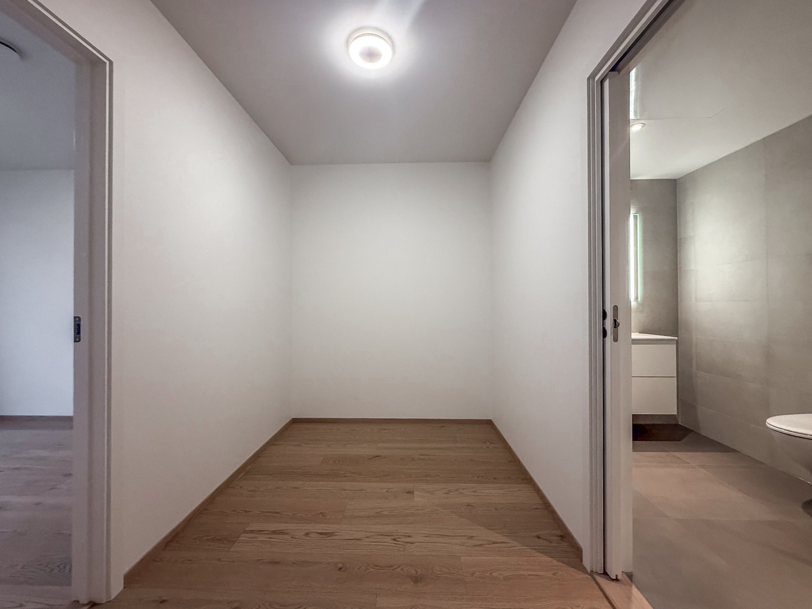 Mellomgang eventuelt walk in closet/ kontor Galleribilde