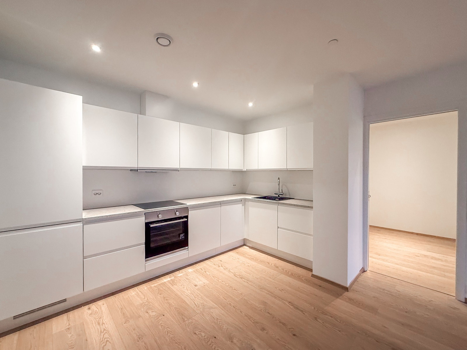 Lyst pent kjøkken med gode oppbevaringsmuligheter Galleribilde