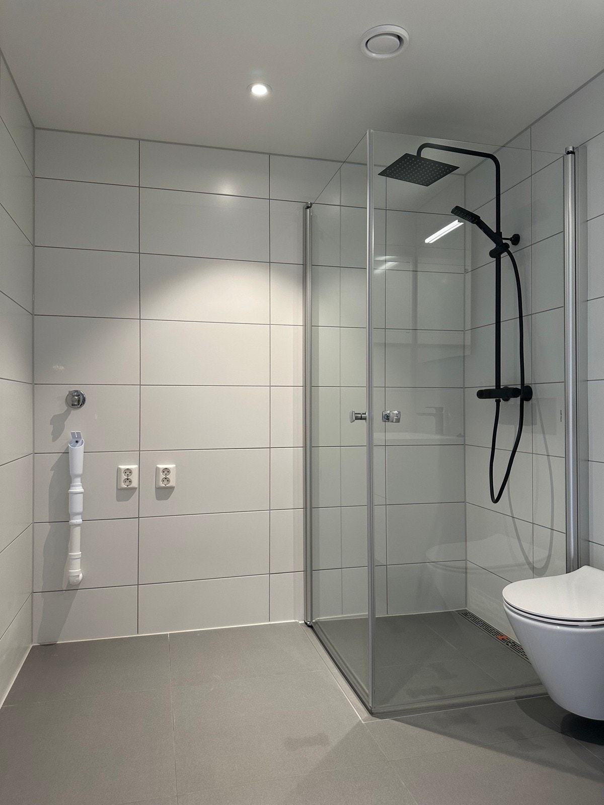 Flislagt bad med opplegg for vaskemaskin Galleribilde