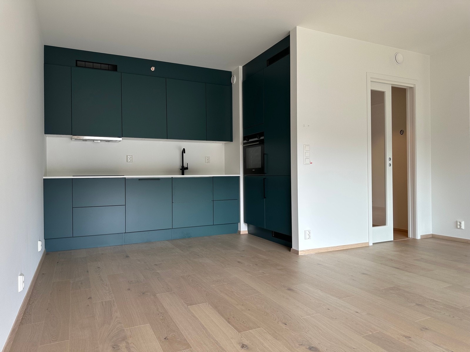 Kjøkken med integrerte hvitevarer Galleribilde