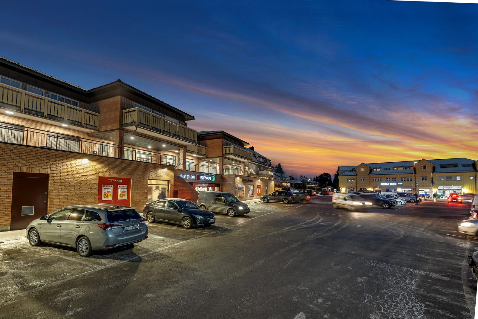 Fetsund byr på vakker natur, flotte skiløyper og fine badeplasser som Hvalstjern, Heiavann og Gansvika. Området har et godt kollektivtilbud, et variert idrettsmiljø og et rikt kulturliv. Galleribilde