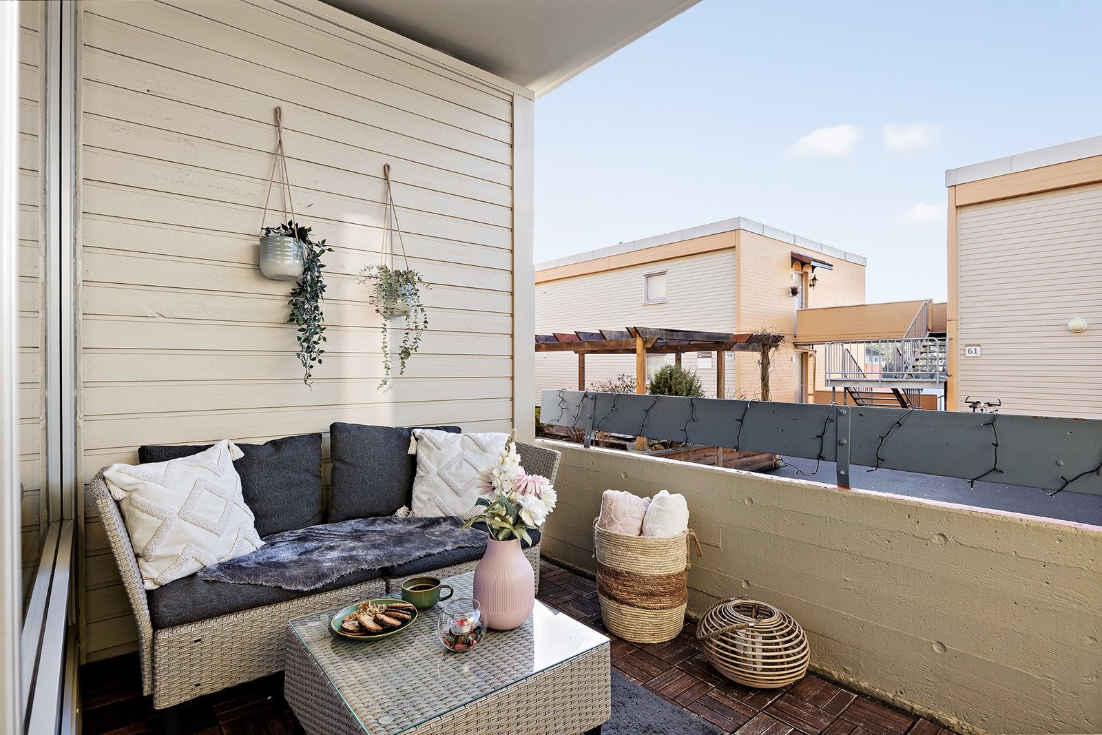 Leiligheten byr på en sjelden kombinasjon av komfort og uteplass. Leiligheten ligger i et rolig og hyggelig nabolag, noe som gjør dette til et svært attraktivt hjem for deg som ønsker trygghet, privatliv og gode utearealer. Galleribilde