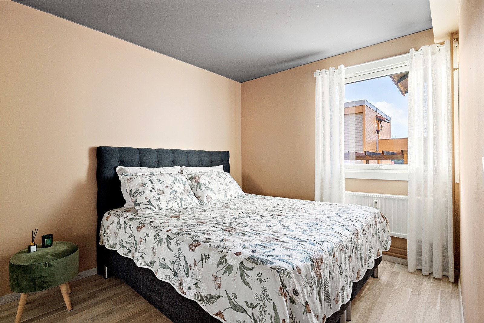 Rommet er av god størrelse. Her får du enkelt plass til stor dobbeltseng med tilhørende møblement, og det er godt med oppbevaring i stort garderobeskap. Galleribilde