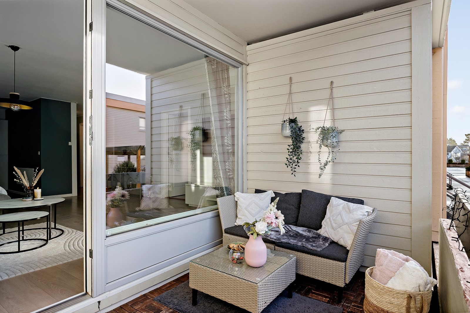 Fra stuen er det utgang til en herlig vestvendt balkong på ca. 6 m². Balkongen er overbygget, et stort pluss som gir deg muligheten å bruke den også på varme dager med lett sommer regn. Galleribilde