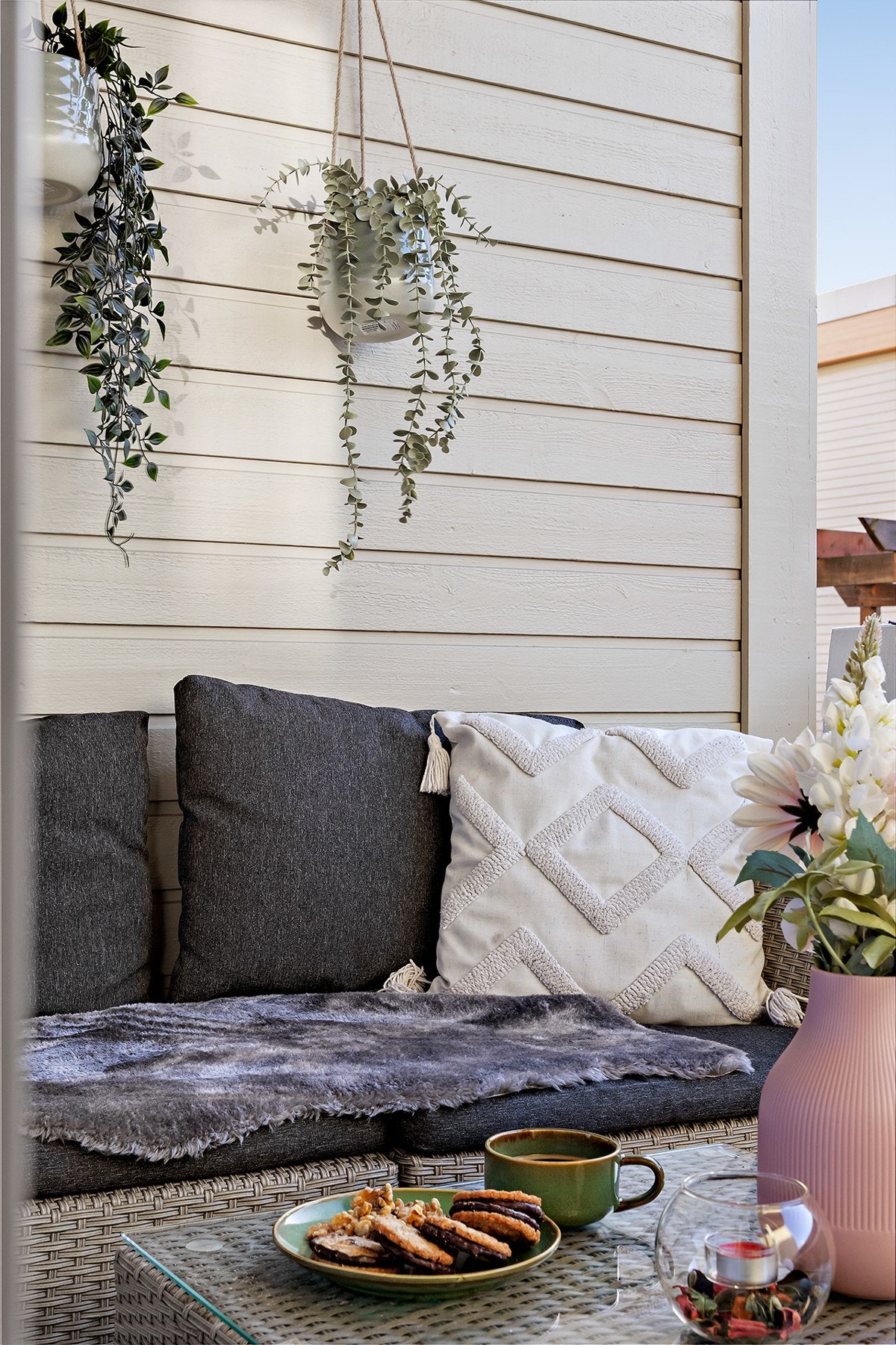 Her er det godt med plass til å innrede med ønsket utemøblement så man kan nyte flotte solforhold. Galleribilde