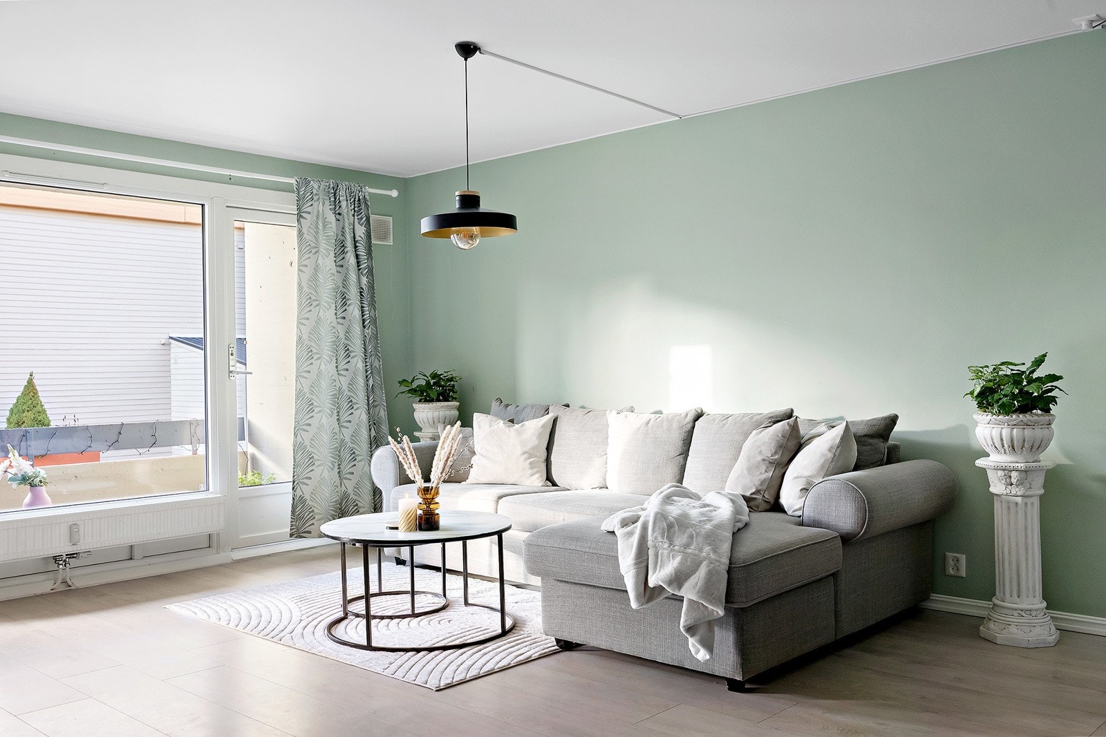 Lys og luftig stue med store vindusflater som slipper inn naturlig lys til hele rommet. Vinduer og balkongdør ble utskiftet i 2018 i regi borettslaget. Fine møbleringsmuligheter med god plass til sofagruppe, spisebord samt øvrig møblement. Galleribilde