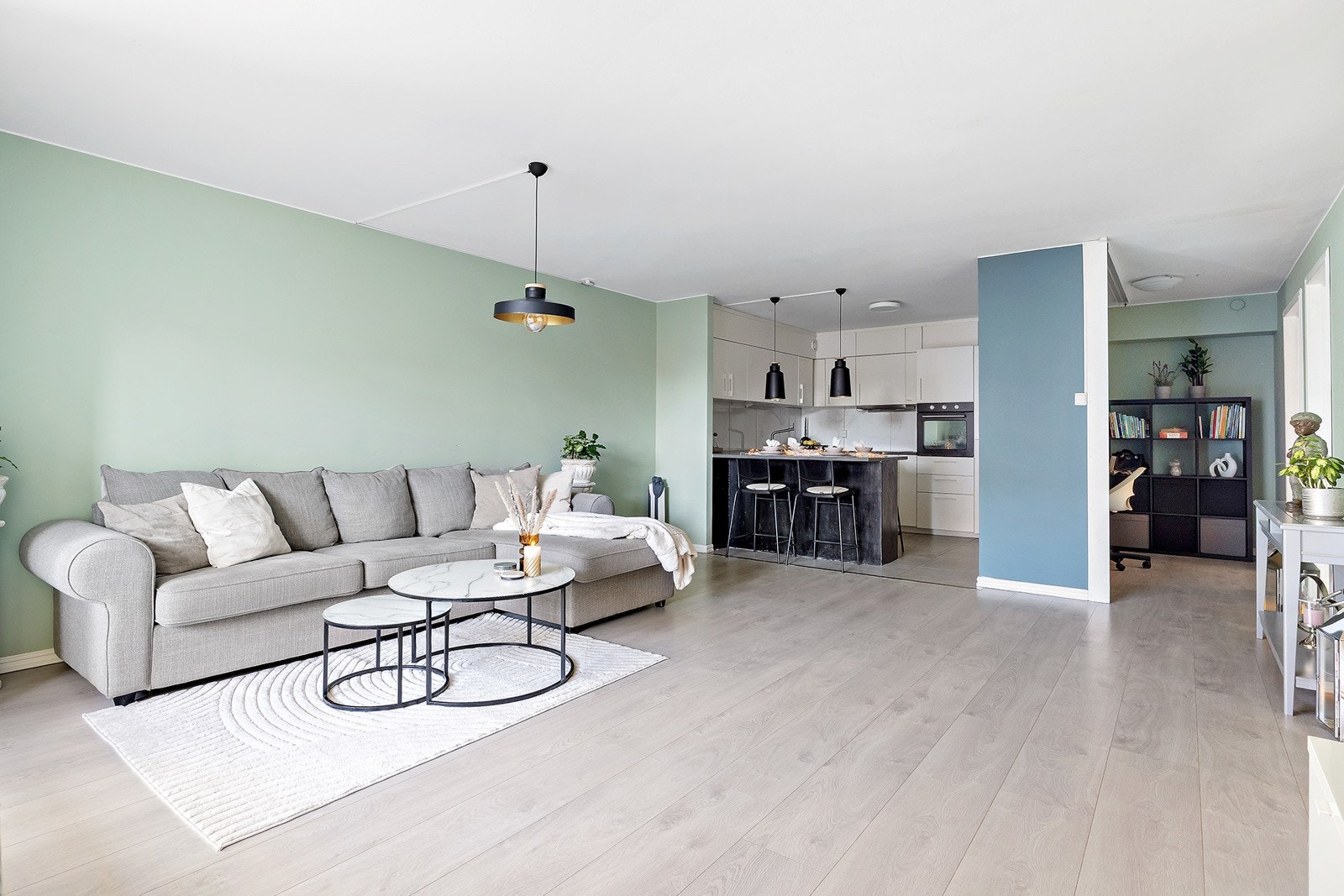 Leiligheten er holdt i lyse tidsmessige farger og gir et godt inntrykk med blant annet praktisk åpen kjøkkenløsning, romslig stue, flislagt bad og et godt soverom. I tillegg har boligen to innvendige boder som er innredet som kontor og alkove Galleribilde