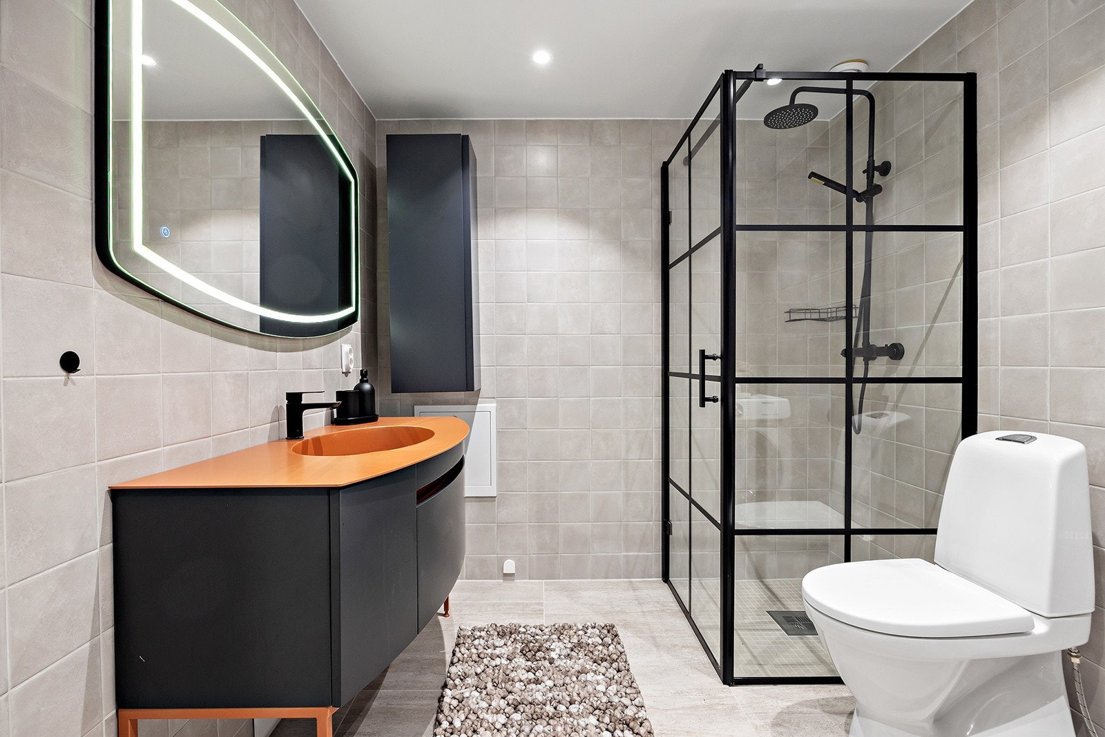 Stort, flislagt bad med downlights og gulvvarme. Badet er pusset opp i 2025. Galleribilde