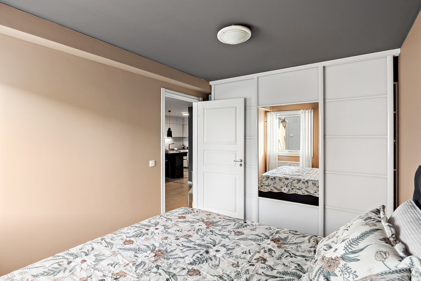 Garderobeskapet fra 'Garderobemannen' medfølger Galleribilde