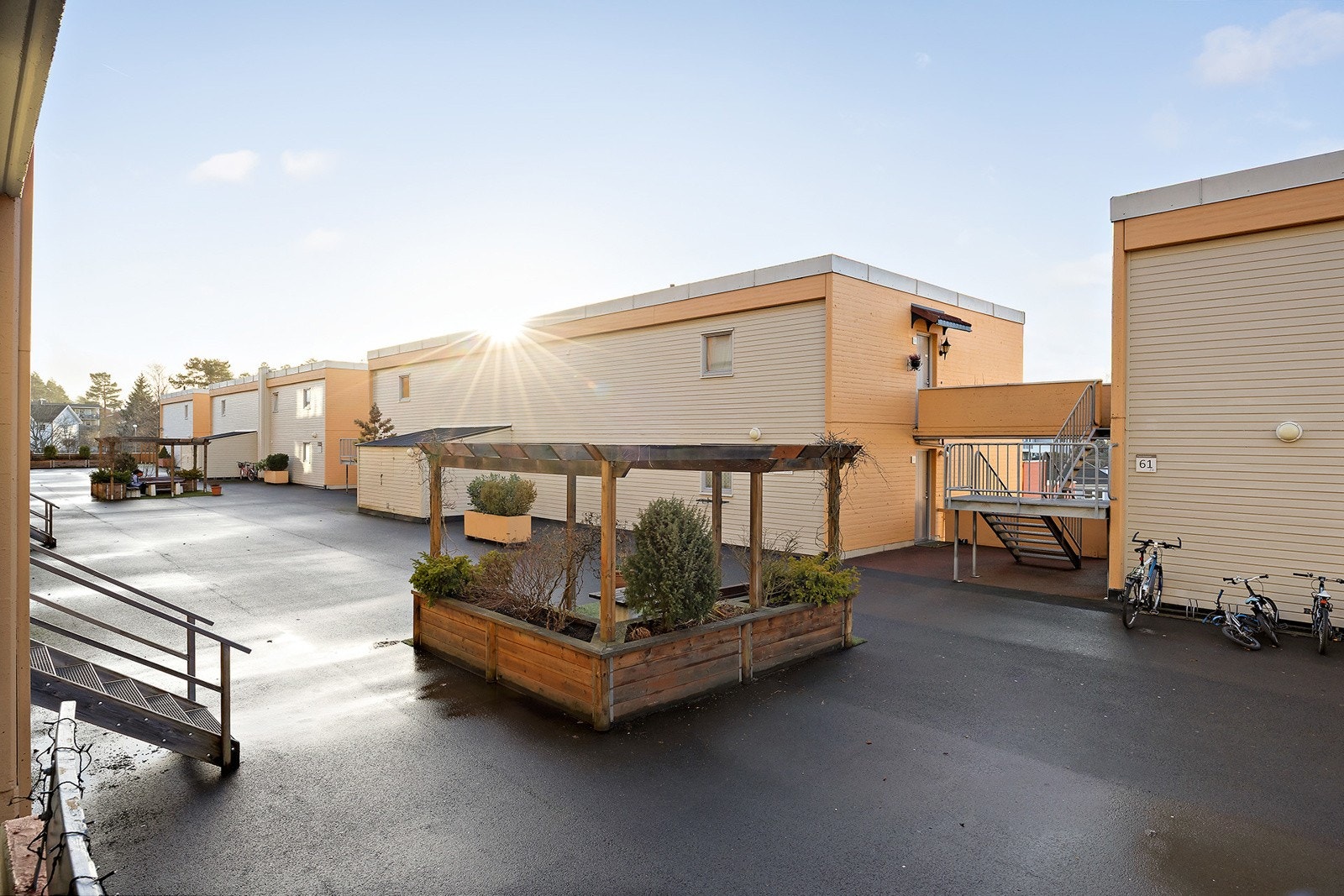 Området er bygget ut fra 1980 og består i hovedsak av borettslag. Dette gir området en god stabilitet og det er lite utleie. Området er bygget opp rundt trivselsprinsippet og her skal man ikke bare bo men også trives. Galleribilde