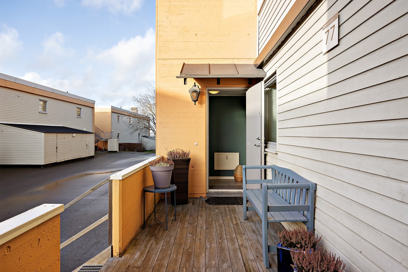 Du ønskes velkommen av et hyggelig uteområde foran inngangsdøren, møblert med en koselig benk samt samt rikelig med blomster. Den private inngangen gir frihet og fleksibilitet, enklere adkomst enn via felles oppgang. Dette er ofte et pluss for de som ønsk Galleribilde