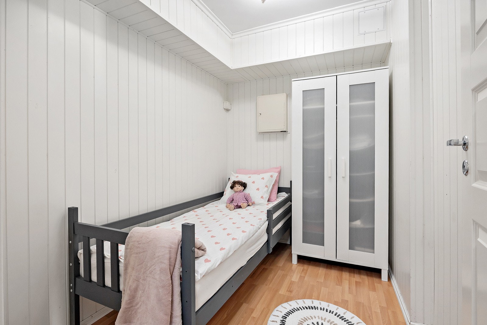 Innerst i leiligheten er det som opprinnelig var bod. Dette er et praktisk rom som kan fungere som et lite barnerom eller gjesterom for de som har behov for dette. Rommet tilfredsstiller ikke kravene til varig opphold. Galleribilde